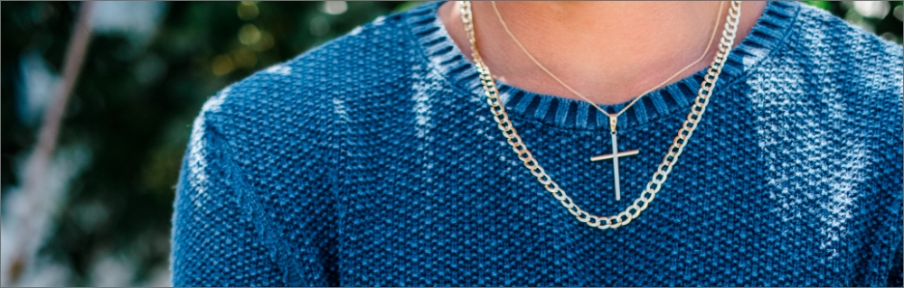 Necklace Length and Chain Length Size Guide. Close up image of a man wearing a chain necklace.